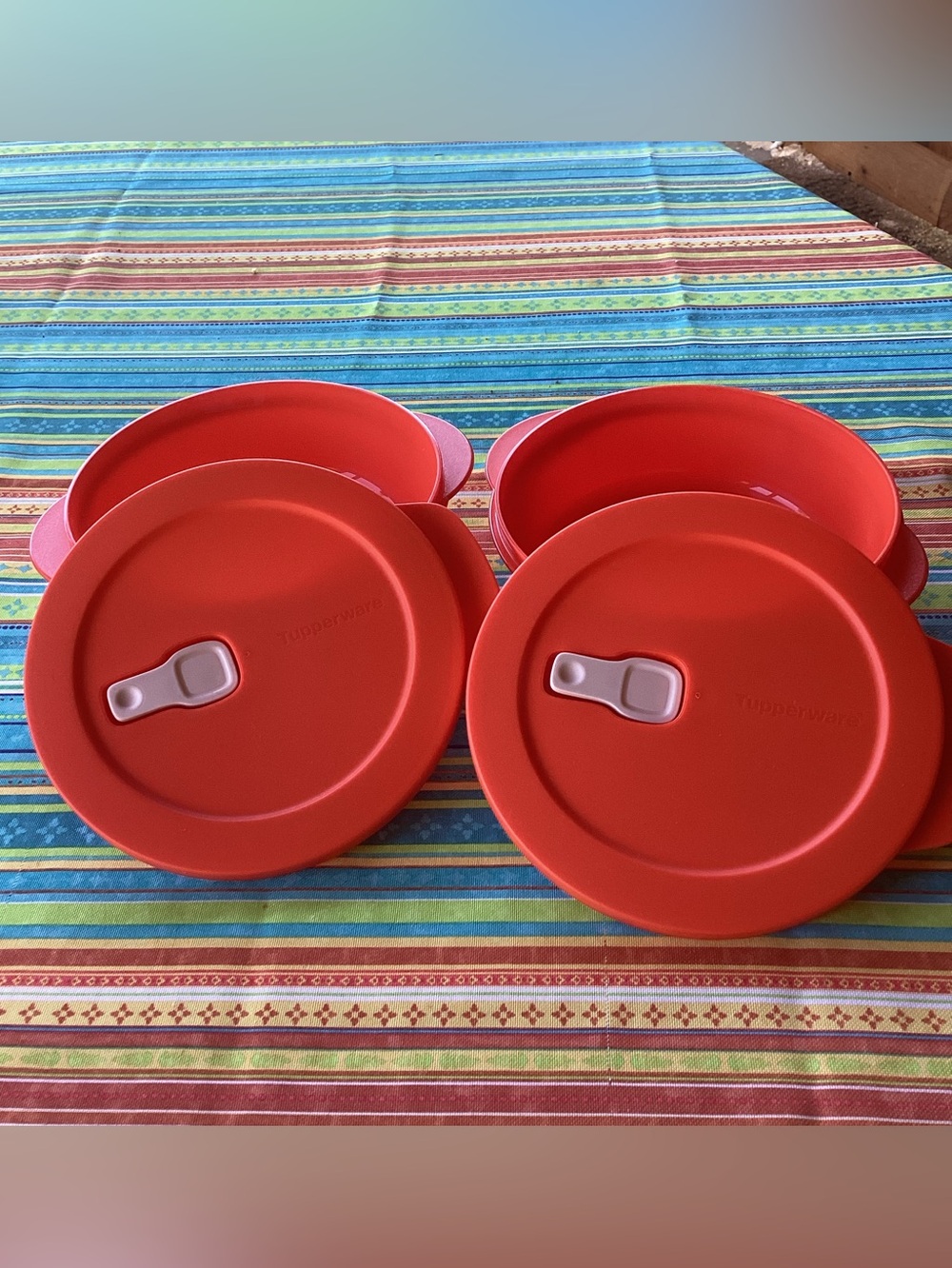 Tupperware CrystalWave Plus Round - set of 2 in Hot Pepper